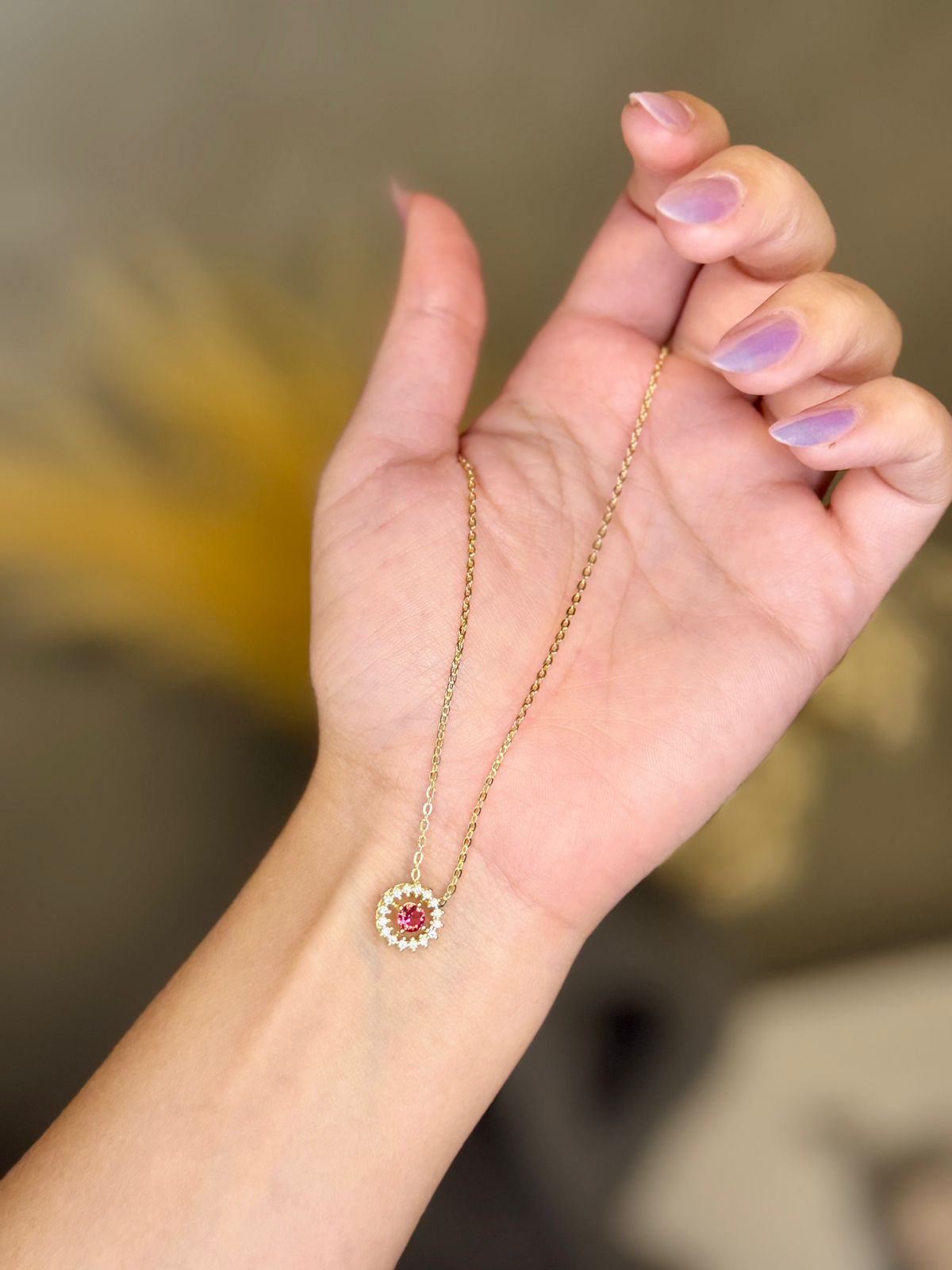 Colar com Zircônia e Pedra Central Vermelha - Dourado
