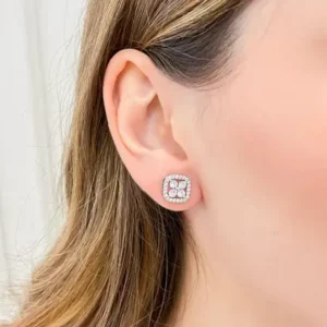Brinco Quadrado com Quatro Zircônias e Contorno - Ródio Branco