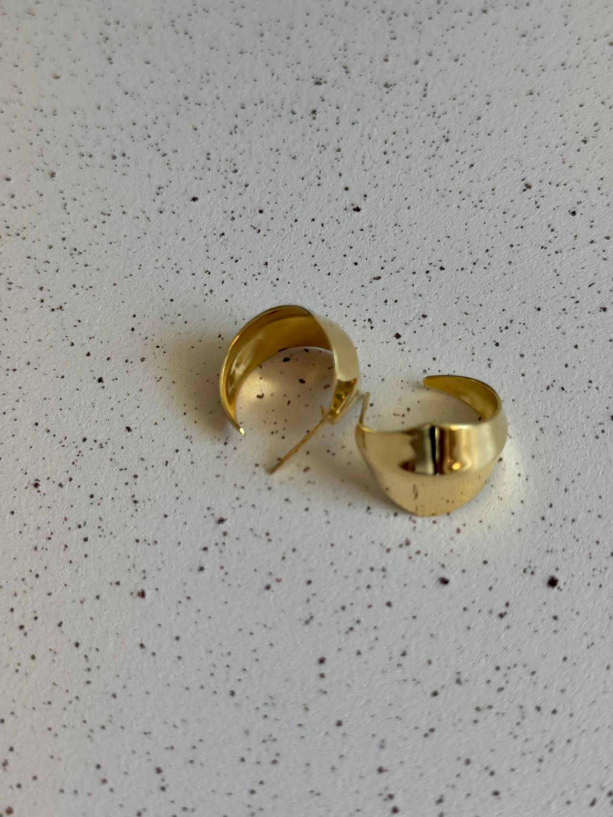 Brinco Curvo Esculpido - Dourado
