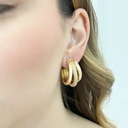 Brinco Três Tubos com Um em Micro Zircônias - Dourado