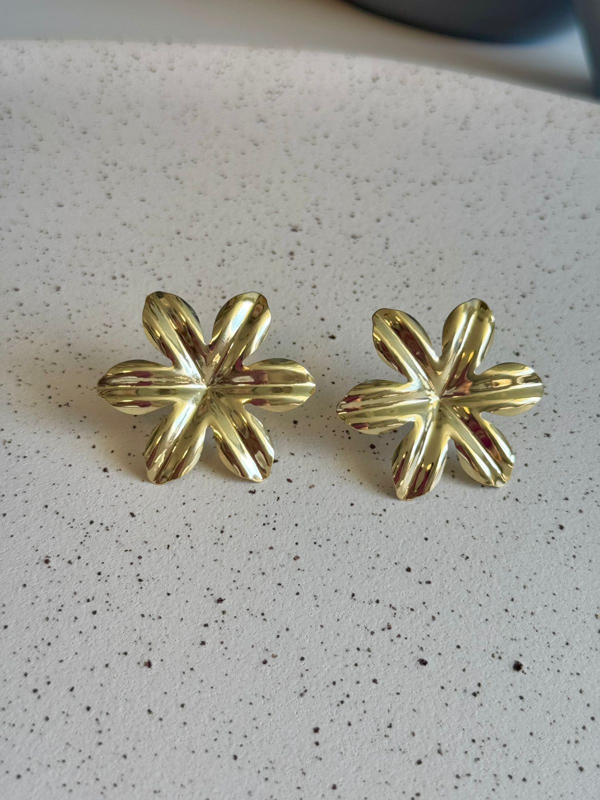 Brinco Flor Texturizada - Dourado