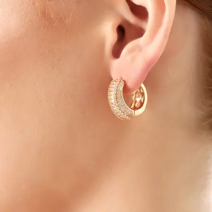 Brinco Argola Cravejada com Uma Fileira de Zircônia Baguete - Dourado
