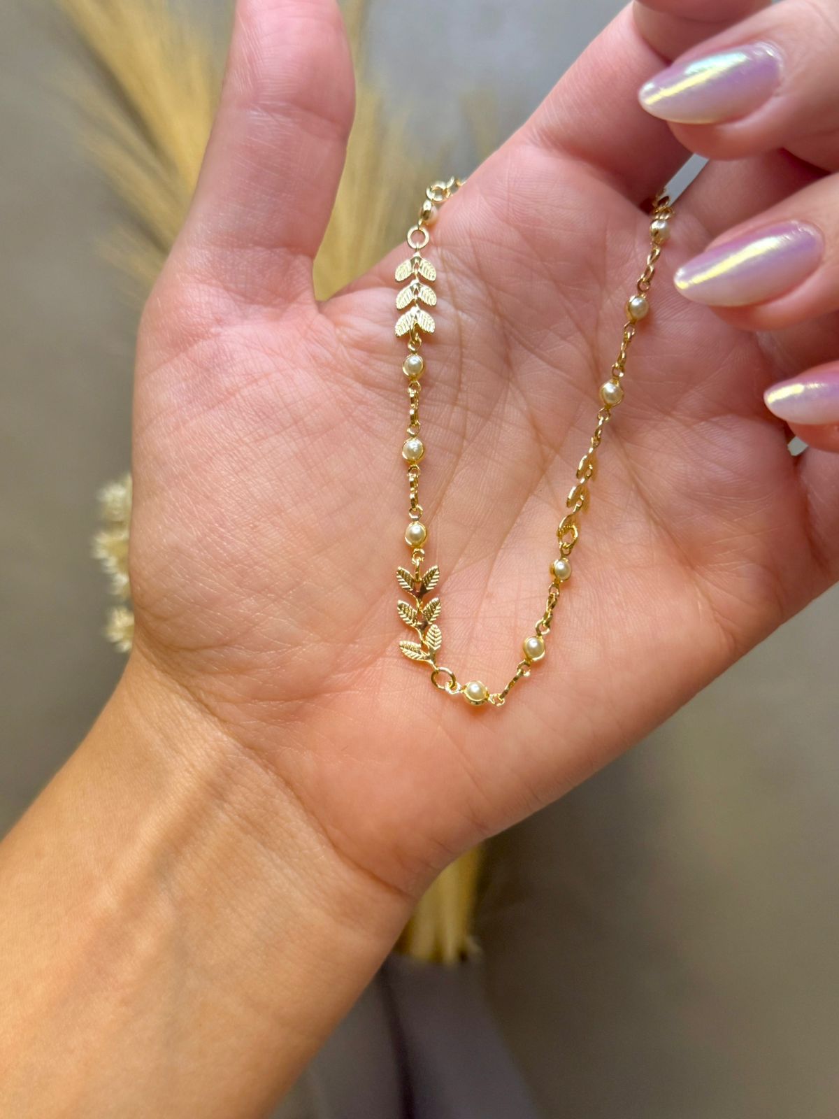 Pulseira com Pérolas e Folhas 18cm - Dourado
