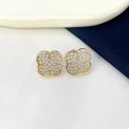 Brinco Trevo Cravejado com Micro Zircônias - Dourado