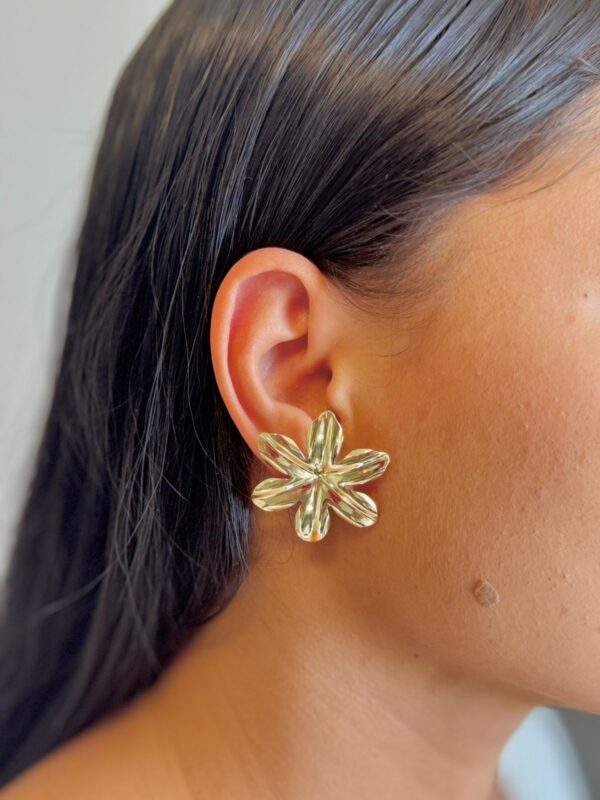 Brinco Flor Texturizada - Dourado