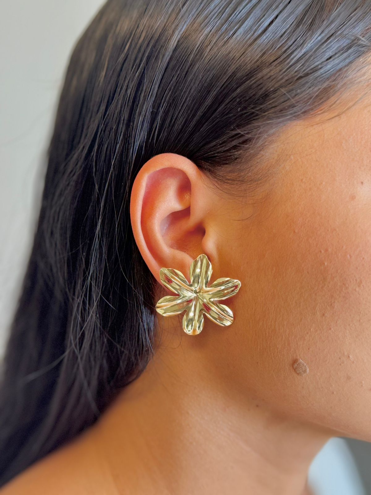 Brinco Flor Texturizada - Dourado