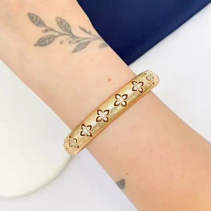 Bracelete Textura com Flores de Micro Zircônias - Dourado