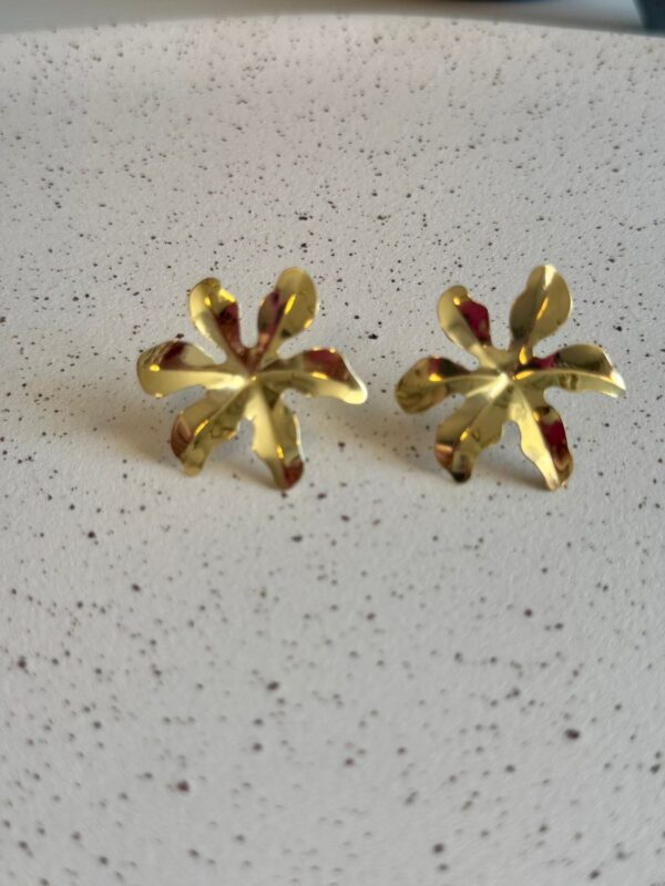 Brinco Flor Texturizada M - Dourado - Imagem 3
