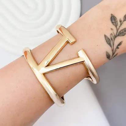 Bracelete Liso com V Vazado - Dourado
