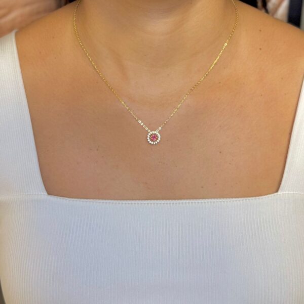 Colar com Zircônia e Pedra Central Vermelha - Dourado