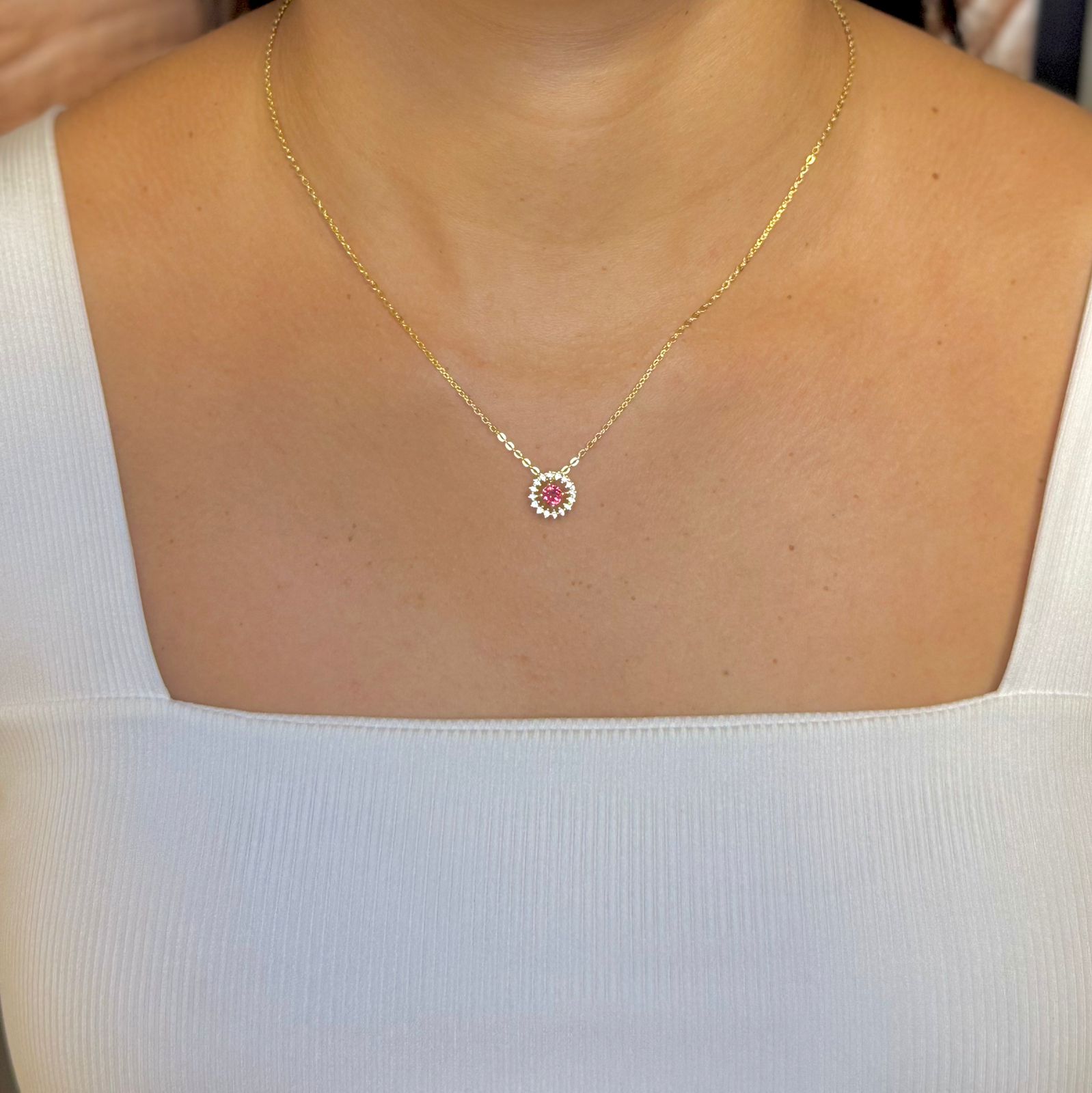 Colar com Zircônia e Pedra Central Vermelha - Dourado