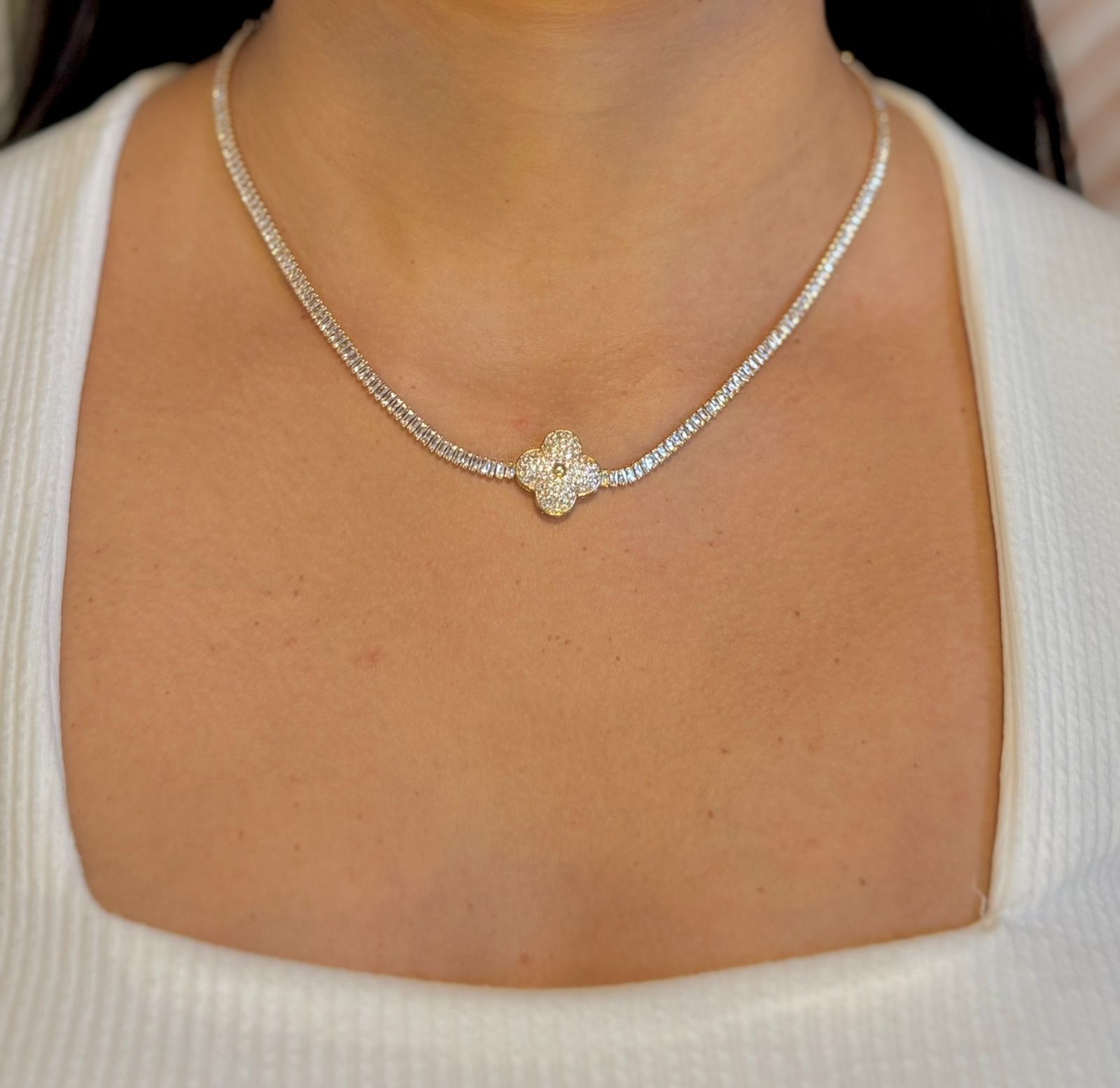 Colar Choker Inspiração Zircônia Baguete e Trevo Cravejado 45cm - Dourado