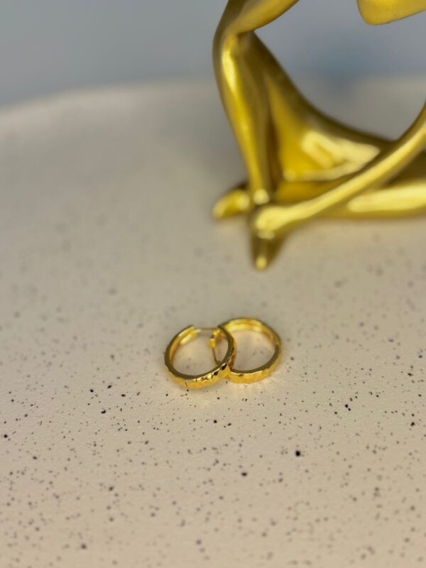 Brinco Argola com Detalhes Martelados - Dourado - Imagem 2