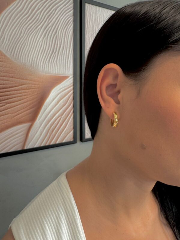 Brinco Argola com Detalhes Martelados - Dourado