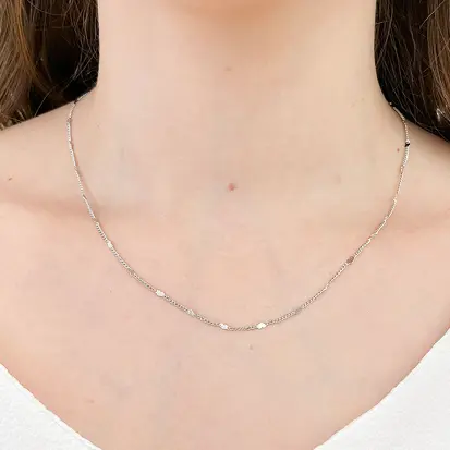 Colar Corrente com Pequenas Chapas de Corações 50cm - Ródio Branco