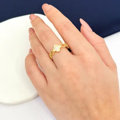 Anel Inspiração Trevos Vazados com Detalhe de um Trevo Zircônias - Dourado
