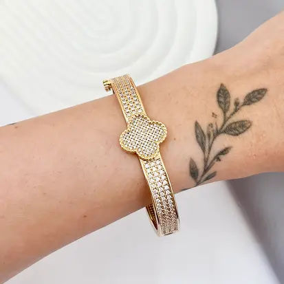 Bracelete Inspiração Trevo Central Detalhado em Zircônias - Dourado