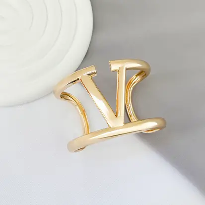 Bracelete Liso com V Vazado - Dourado