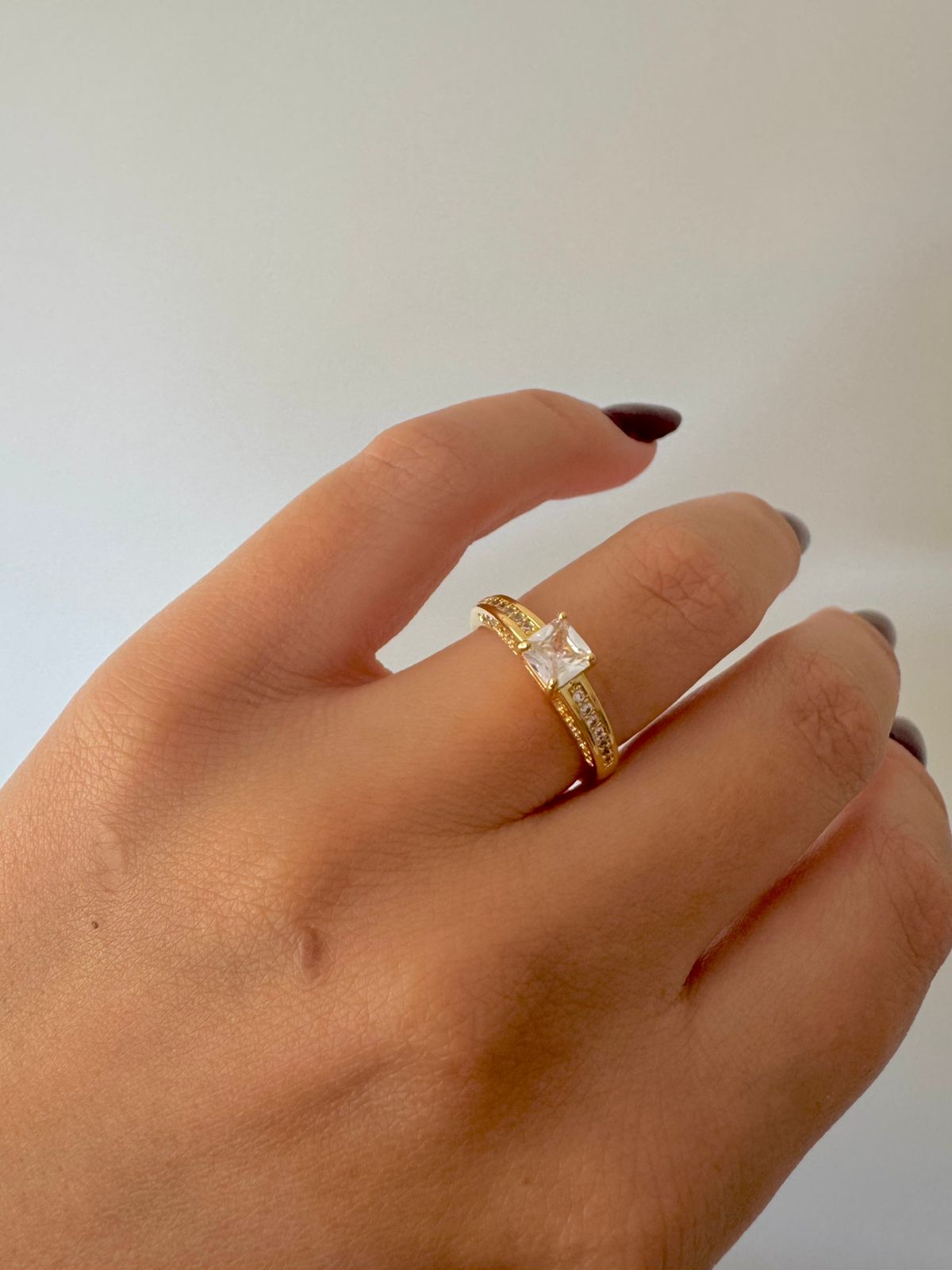 Anel Solitário Cravejado nas Laterais e Zircônia Quadrada - Dourado