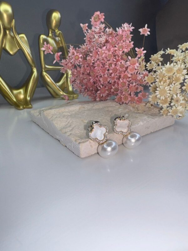 Brinco Trevo com Detalhe de Flor e Pérola na Base - Dourado - Imagem 3