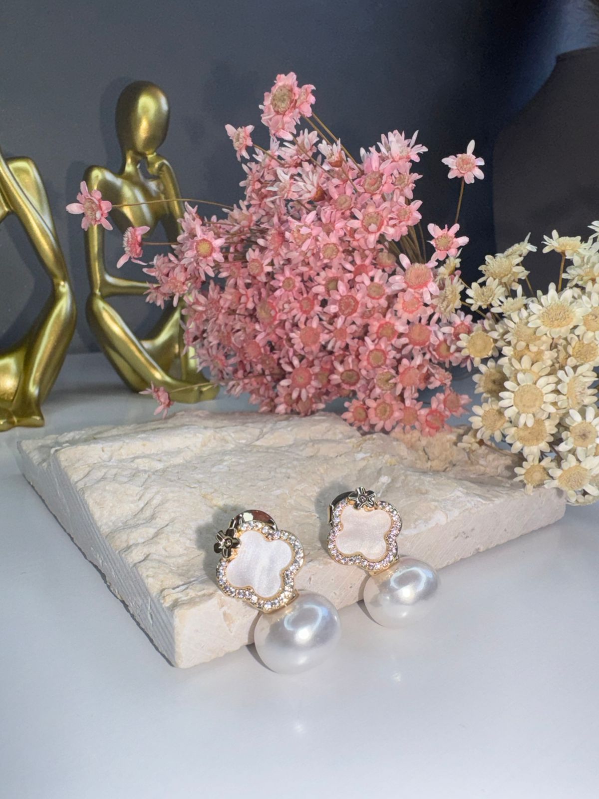 Brinco Trevo com Detalhe de Flor e Pérola na Base - Dourado
