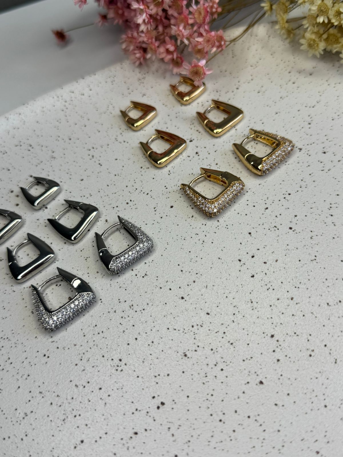 Trio de Brincos Triangular Liso e Cravejado - Dourado