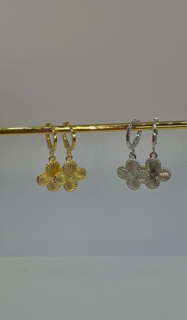 Brinco Argola Trevo Detalhado - Dourado - Imagem 2