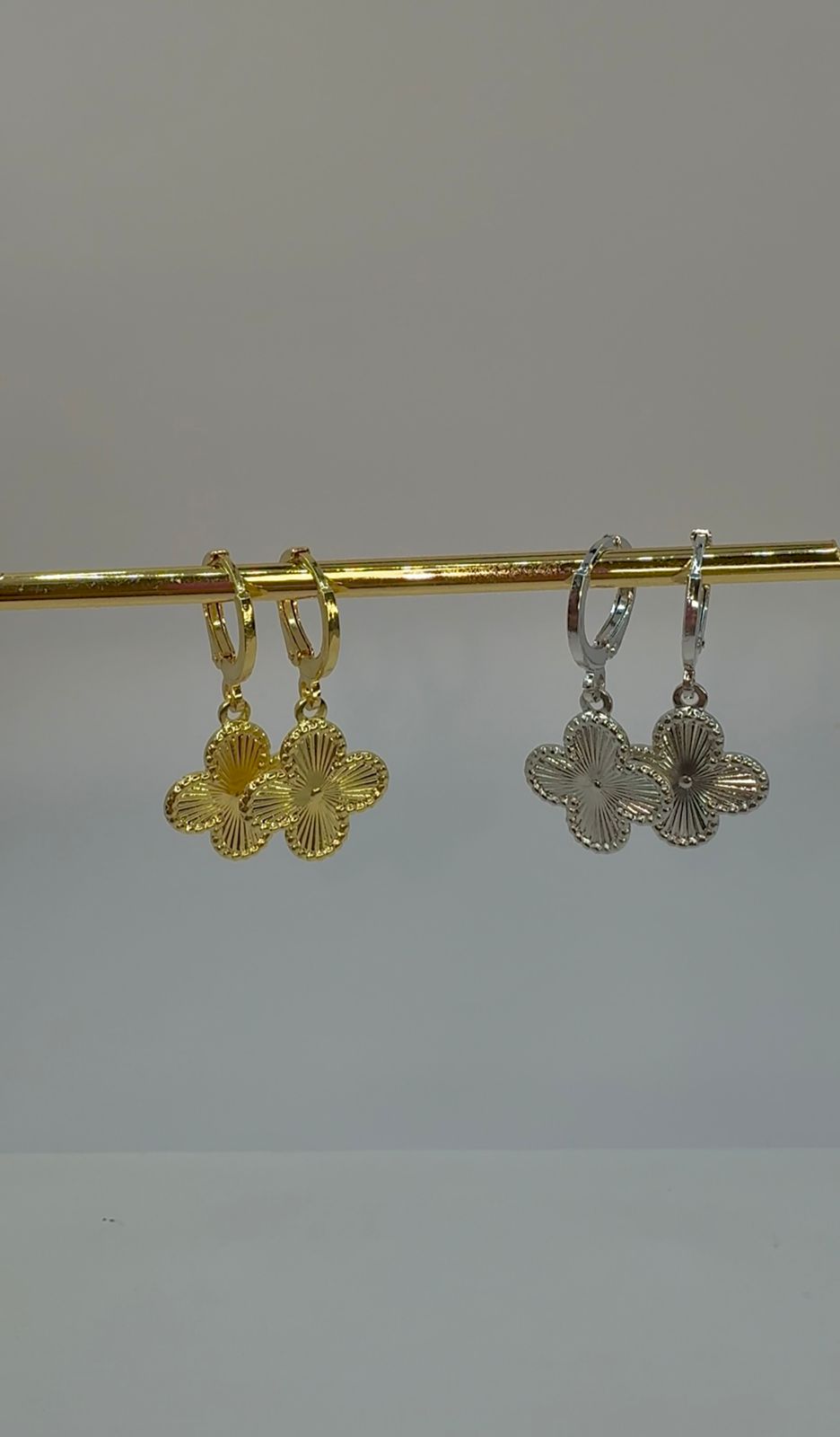 Brinco Argola Trevo Detalhado - Dourado