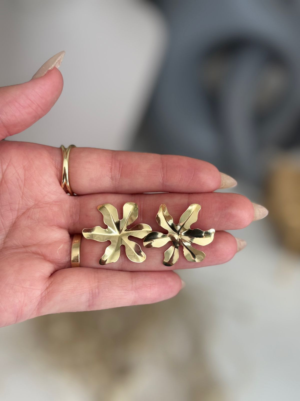 Brinco Flor Texturizada M - Dourado