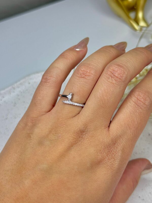 Anel Inspiração Liso de Prego com as Pontas em Micro Zircônias - Ródio Branco - Imagem 2